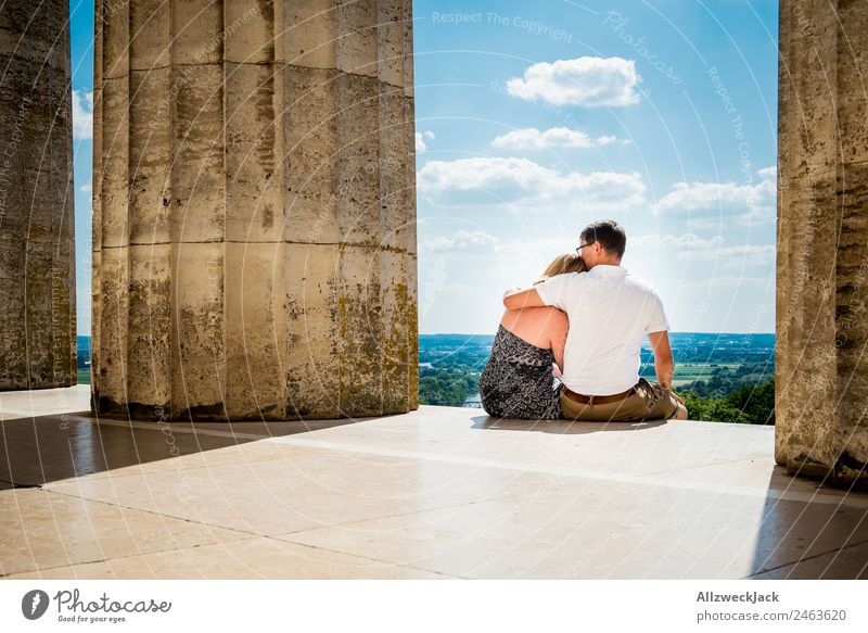 Pärchen sitzt Arm in Arm und genießt den Ausblick Deutschland Regensburg Walhalla Sehenswürdigkeit Säule Aussicht Ferne Panorama (Aussicht) Donau Schönes Wetter