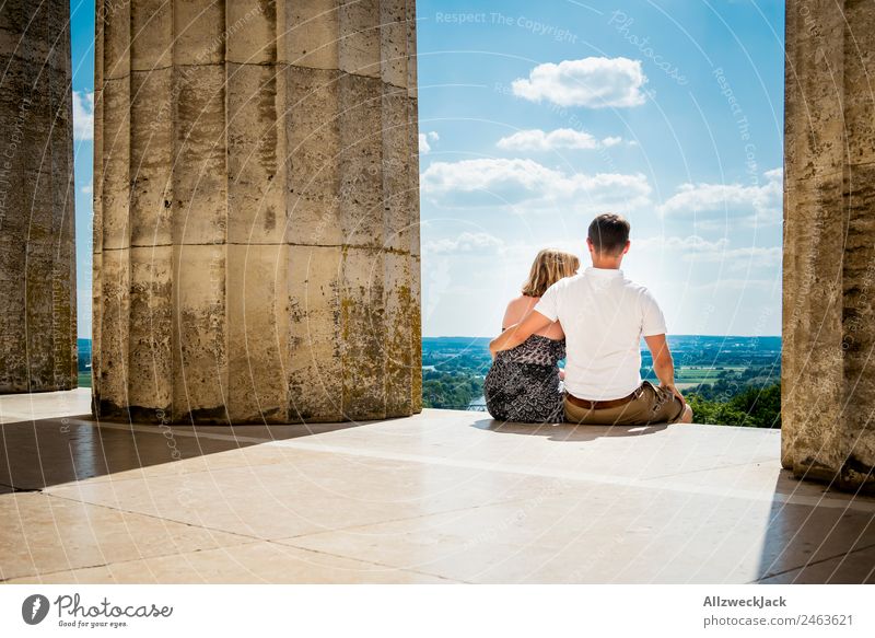 Pärchen sitzt Arm in Arm und genießt den Ausblick Deutschland Regensburg Walhalla Sehenswürdigkeit Säule Aussicht Ferne Panorama (Aussicht) Donau Schönes Wetter