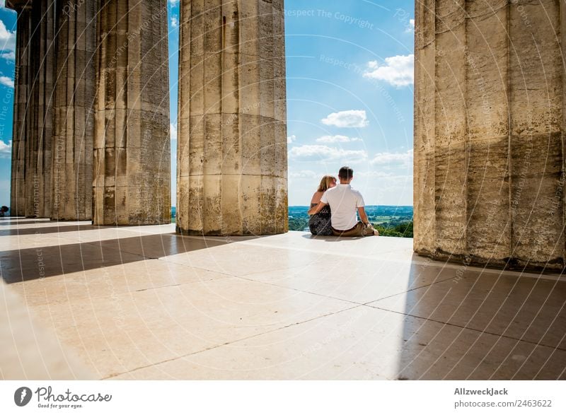 glückliches Pärchen sitzt zwischen Säulen Deutschland Regensburg Walhalla Sehenswürdigkeit Aussicht Ferne Panorama (Aussicht) Donau Schönes Wetter Sommer