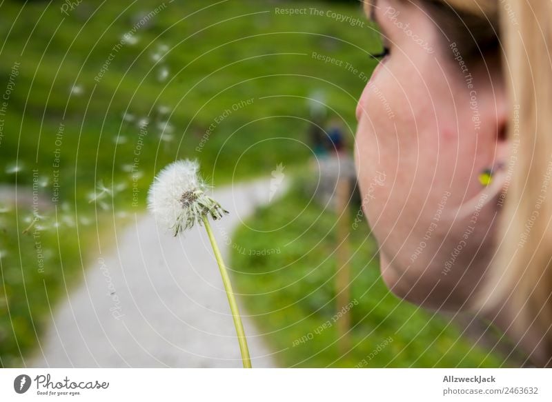 junge Frau pustet eine Pusteblume Tag Schönes Wetter Natur grün Idylle Ferien & Urlaub & Reisen Reisefotografie wandern Deutschland Bundesland Tirol Österreich