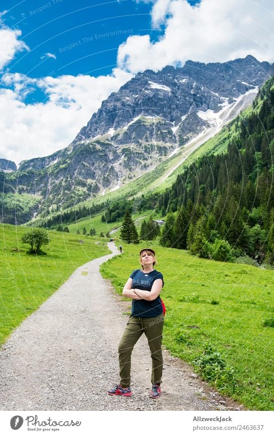 junge Frau posiert übertrieben stolz vor Bergpanorama Tag Schönes Wetter Wolken Natur grün Baum Wald Berge u. Gebirge Idylle Ferien & Urlaub & Reisen