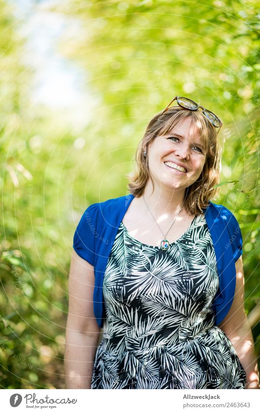 Portrait einer jungen Frau im Bambus Dschungel Porträt Junge Frau 1 Mensch feminin blond grün Natur Tag Sträucher Blatt Wald Urwald Ferien & Urlaub & Reisen