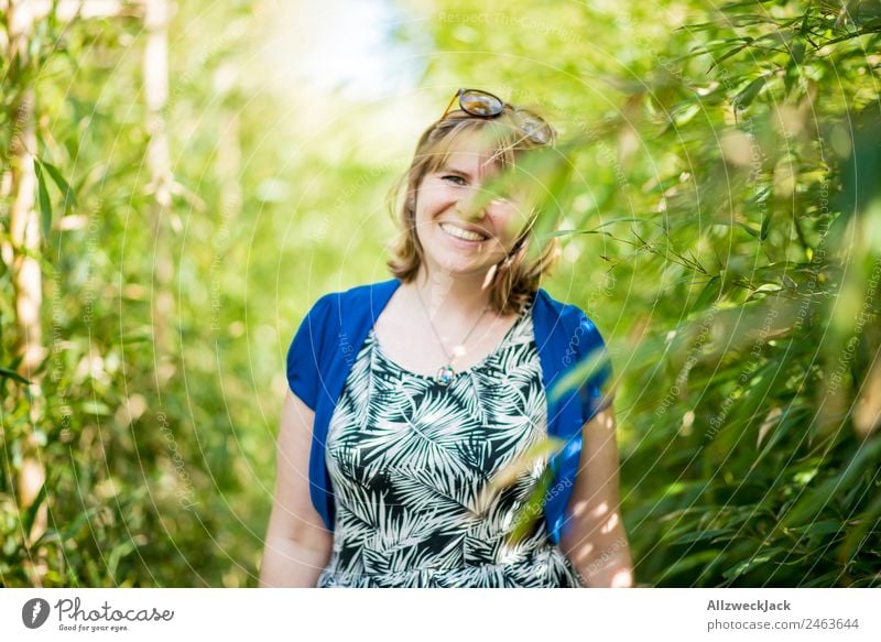 Portrait einer jungen Frau im Bambus Dschungel Porträt Junge Frau 1 Mensch feminin blond grün Natur Tag Sträucher Blatt Wald Urwald Ferien & Urlaub & Reisen