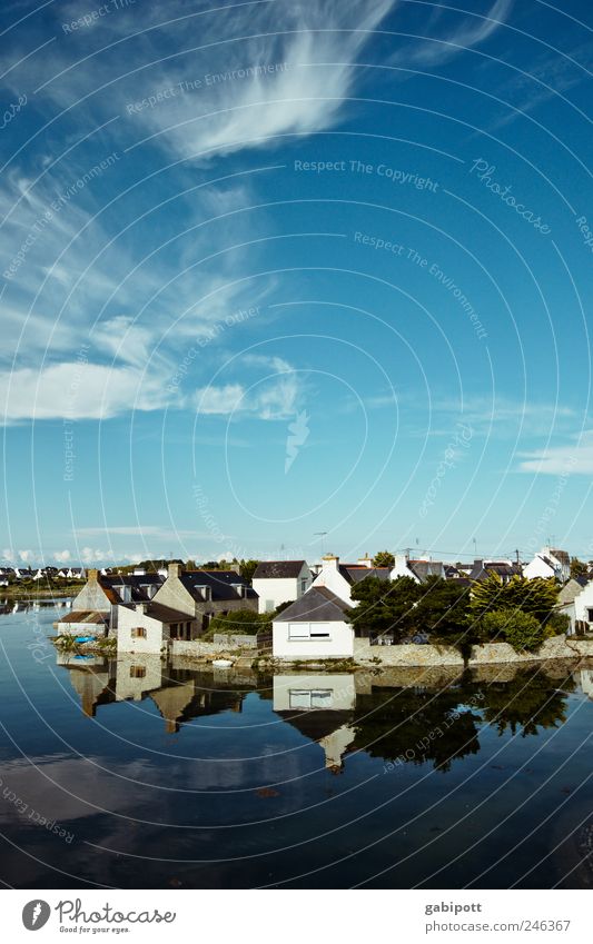 Léchiagat Landschaft Himmel Wolken Sommer Schönes Wetter Küste Bucht Meer Atlantik Hafen Flut Dorf Fischerdorf Hafenstadt Haus Platz Gebäude glänzend blau