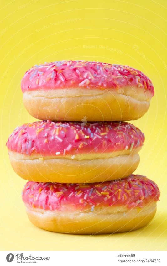 Rosa Donuts Lebensmittel Brötchen Dessert Süßwaren Frühstück Snack Essen frisch gut süß gelb rosa Krapfen Bonbon Zucker Teigwaren Halt Backwaren Fastfood