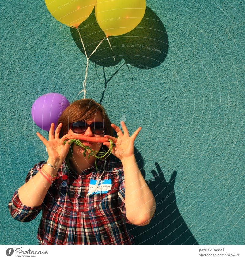 und find es wunderbar... / La Charmanvier Feste & Feiern Geburtstag Mensch feminin Frau Erwachsene 1 skurril Luftballon Möhre Sonnenbrille gestellt