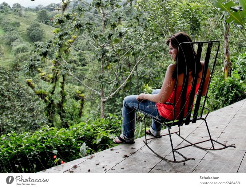 seesaw Junge Frau Jugendliche 1 Mensch 18-30 Jahre Erwachsene Natur Landschaft Baum Grünpflanze exotisch Wald Urwald Terrasse Garten Jeanshose Flipflops brünett