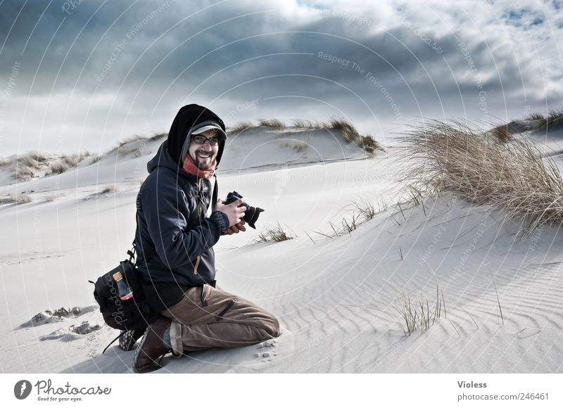 Spiekeroog | ..the skymaster Pflanze Sand Wolken Strand Nordsee Erholung hocken Fotografieren Freund Düne Dünengras Farbfoto Außenaufnahme Weitwinkel Blick