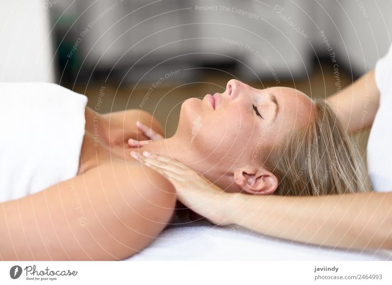 Junge blonde Frau erhält eine Kopfmassage in einem Spa-Center. schön Gesicht Gesundheitswesen Wellness Erholung Massage Mensch feminin Junge Frau Jugendliche