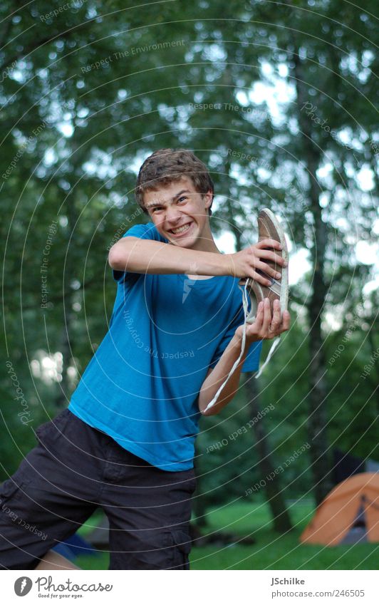 immer diese Steine maskulin Junger Mann Jugendliche 1 Mensch T-Shirt Hose Schuhe brünett kurzhaarig Locken Zelt Wald frech Freude Ärger entkleiden Grimasse