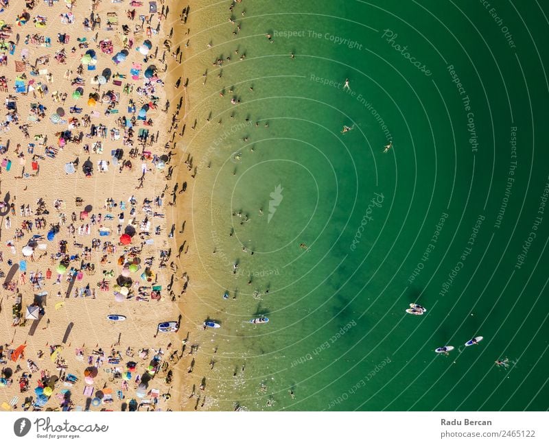 Luftaufnahme von fliegenden Drohnen von Menschen, die sich am Algarve Beach in Portugal entspannen. Strand Fluggerät Aussicht Sand Hintergrundbild Wasser oben