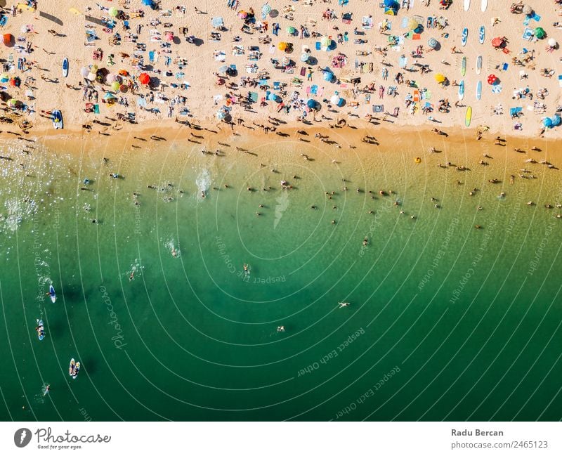 Luftaufnahme von fliegenden Drohnen von Menschen, die sich am Algarve Beach in Portugal entspannen. Strand Fluggerät Aussicht Sand Hintergrundbild Wasser oben