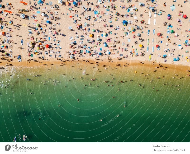 Luftaufnahme von fliegenden Drohnen von Menschen, die sich am Algarve Beach in Portugal entspannen. Strand Fluggerät Aussicht Sand Hintergrundbild Wasser oben