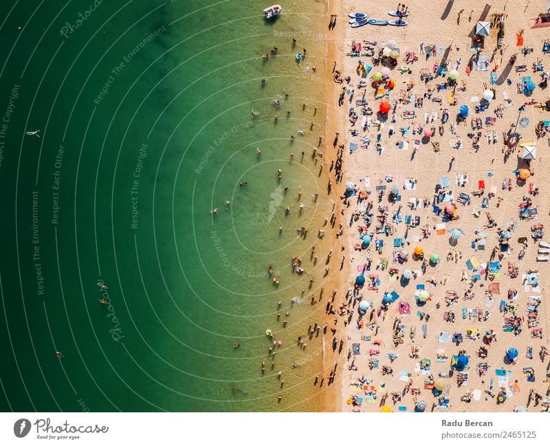 Luftaufnahme von fliegenden Drohnen von Menschen, die sich am Algarve Beach in Portugal entspannen. Strand Fluggerät Aussicht Sand Hintergrundbild Wasser oben