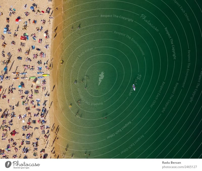 Luftaufnahme von fliegenden Drohnen von Menschen, die sich am Algarve Beach in Portugal entspannen. Strand Fluggerät Aussicht Sand Hintergrundbild Wasser oben