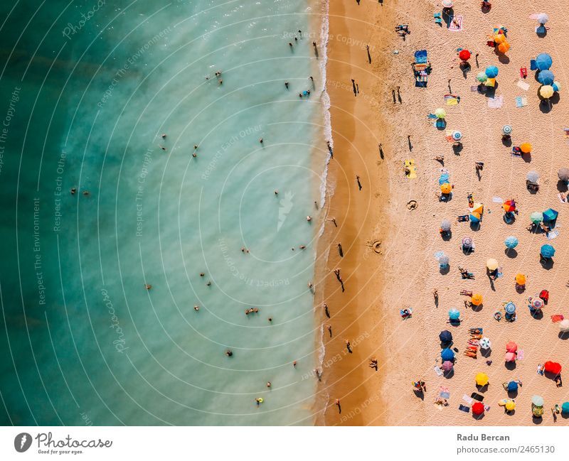 Luftaufnahme von fliegenden Drohnen von Menschen, die sich am Algarve Beach in Portugal entspannen. Strand Fluggerät Aussicht Sand Hintergrundbild Wasser oben