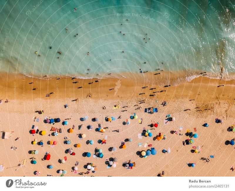 Luftaufnahme von fliegenden Drohnen von Menschen, die sich am Algarve Beach in Portugal entspannen. Strand Fluggerät Aussicht Sand Hintergrundbild Wasser oben