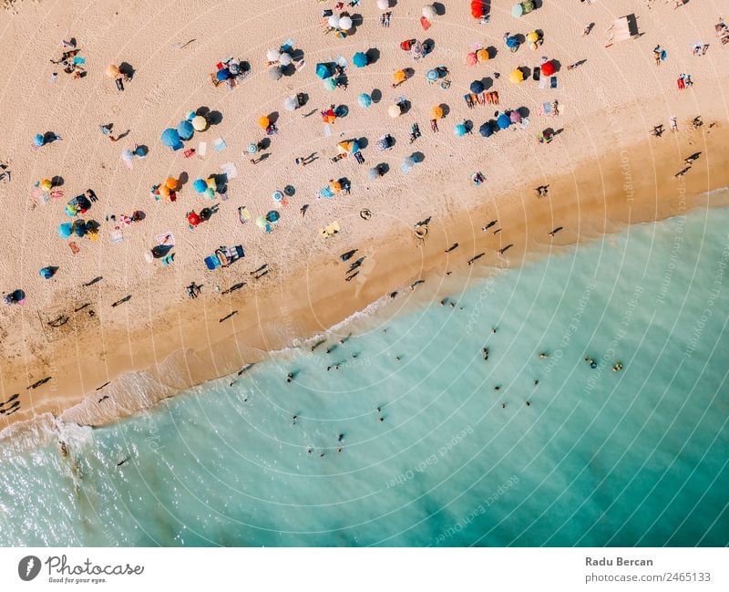 Luftaufnahme von fliegenden Drohnen von Menschen, die sich am Algarve Beach in Portugal entspannen. Strand Fluggerät Aussicht Sand Hintergrundbild Wasser oben