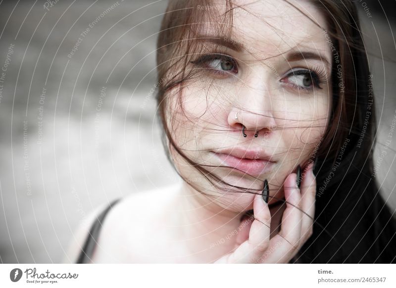 Lique feminin Frau Erwachsene 1 Mensch T-Shirt Piercing brünett langhaarig beobachten Denken drehen festhalten Blick warten schön Romantik Wachsamkeit geduldig