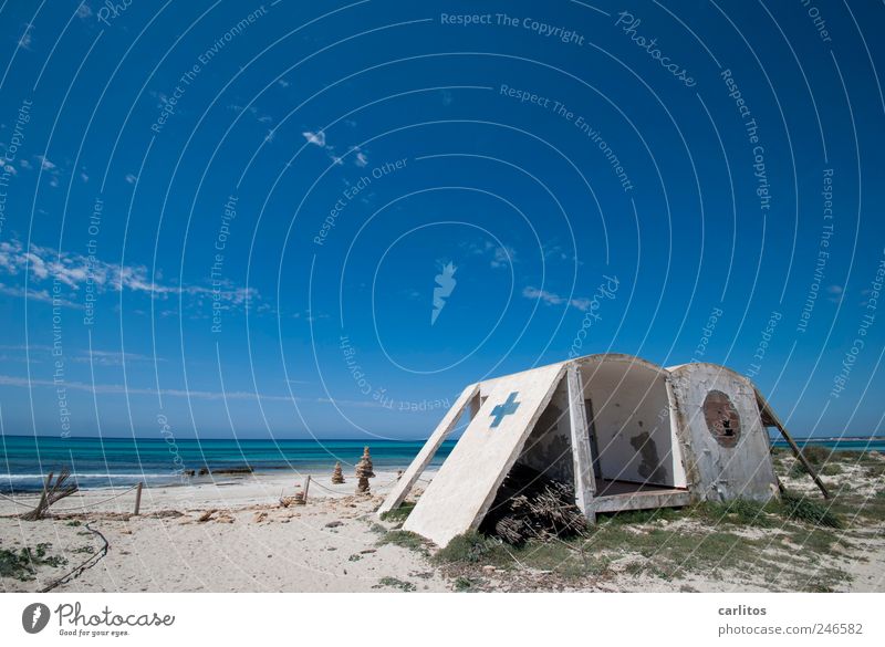 Steinzeit-Camping Urelemente Erde Luft Wasser Himmel Horizont Sommer Schönes Wetter Küste Strand Meer Insel Erholung Schwimmen & Baden ästhetisch blau weiß