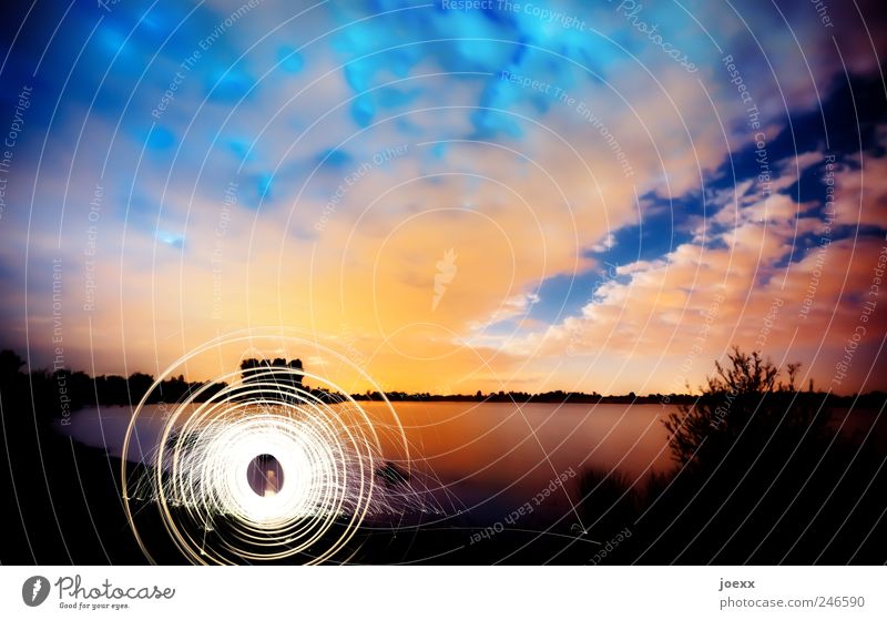 Archimedisch Natur Himmel Wolken Sonnenaufgang Sonnenuntergang Sommer Schönes Wetter Seeufer drehen hell blau gelb rot schwarz weiß Leuchtspur Farbfoto