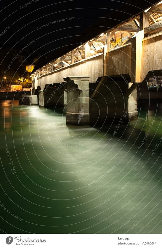 Luzern Ferien & Urlaub & Reisen Tourismus Ausflug Sightseeing Städtereise Sommer Nachtleben Flussufer Brücke Sehenswürdigkeit Wahrzeichen Holz Wasser einfach