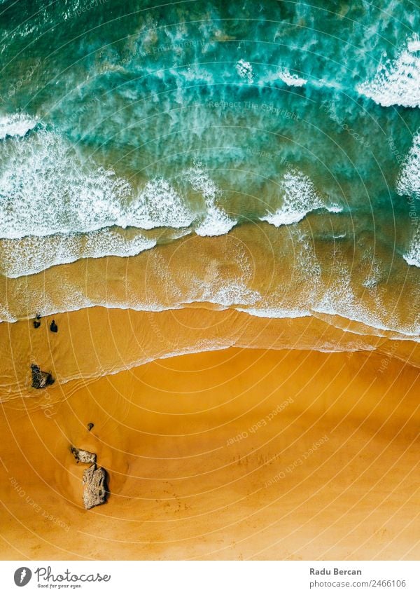 Luftbild Panoramadrohne Blick auf blaue Meereswellen und schönen Sandstrand in Portugal Fluggerät Wellen abstrakt Dröhnen Aussicht Top Wasser Strand Natur