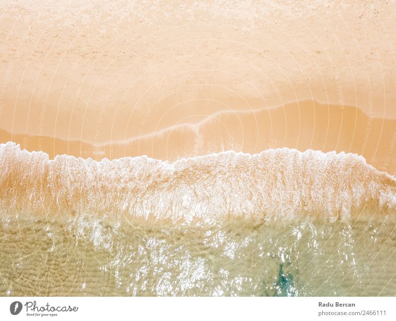 Luftbild Panoramadrohne Blick auf blaue Meereswellen und schönen Sandstrand in Portugal Fluggerät Wellen abstrakt Dröhnen Aussicht Top Wasser Strand Natur