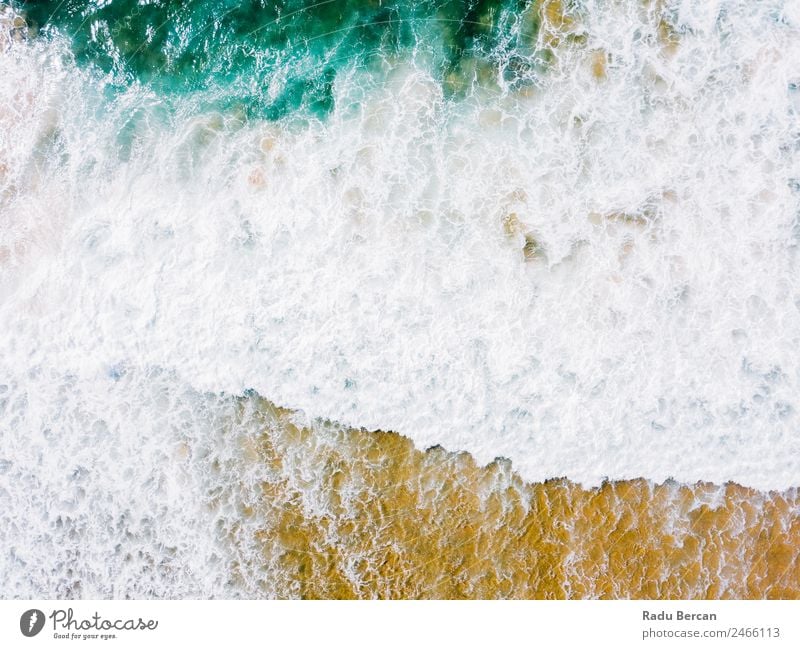 Luftaufnahme Panoramadrohne Blick auf den blauen Ozean Wellen, die am Sandstrand in Portugal erdrücken. Fluggerät Meer abstrakt Dröhnen Aussicht Top Wasser