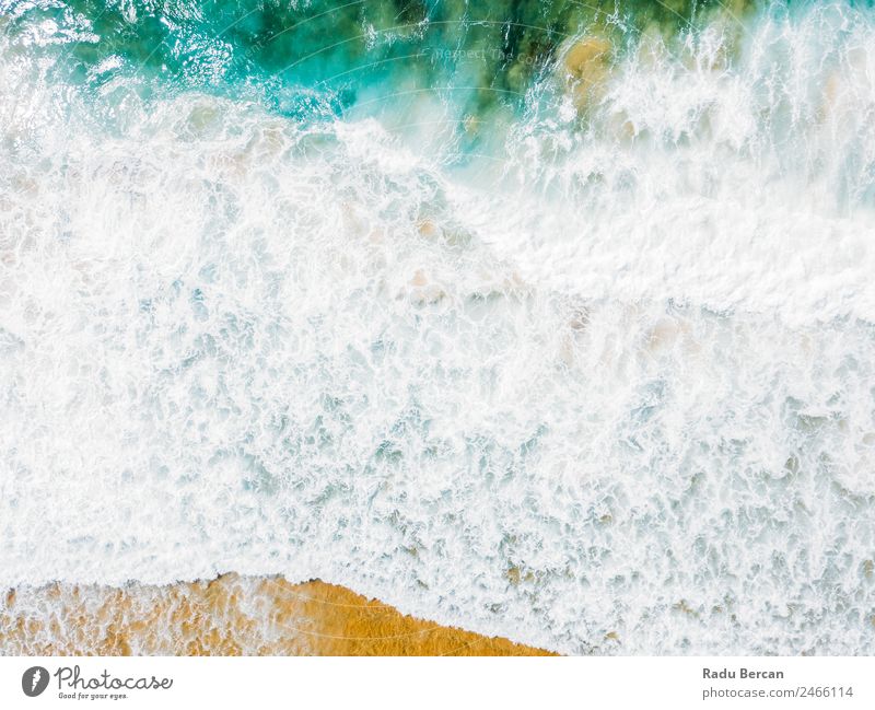 Luftaufnahme Panoramadrohne Blick auf den blauen Ozean Wellen, die am Sandstrand in Portugal erdrücken. Fluggerät Meer abstrakt Dröhnen Aussicht Top Wasser