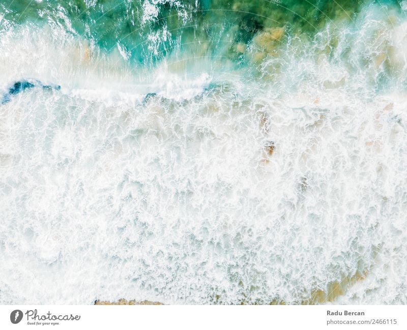 Luftaufnahme Panoramadrohne Blick auf den blauen Ozean Wellen, die am Sandstrand in Portugal erdrücken. Fluggerät Meer abstrakt Dröhnen Aussicht Top Wasser