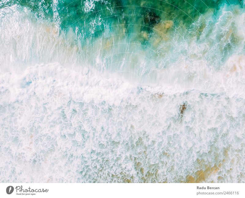 Luftaufnahme Panoramadrohne Blick auf den blauen Ozean Wellen, die am Sandstrand in Portugal erdrücken. Fluggerät Meer abstrakt Dröhnen Aussicht Top Wasser