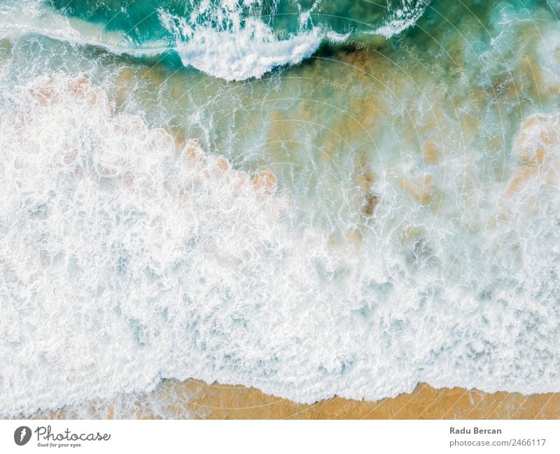 Luftaufnahme Panoramadrohne Blick auf den blauen Ozean Wellen, die am Sandstrand in Portugal erdrücken. Fluggerät Meer abstrakt Dröhnen Aussicht Top Wasser