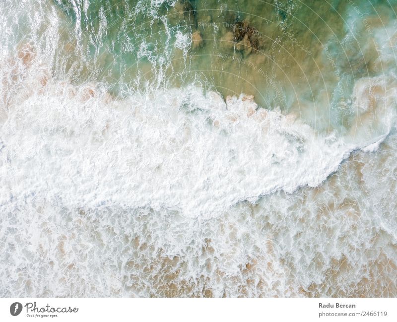 Luftaufnahme Panoramadrohne Blick auf den blauen Ozean Wellen, die am Sandstrand in Portugal erdrücken. Fluggerät Meer abstrakt Dröhnen Aussicht Top Wasser