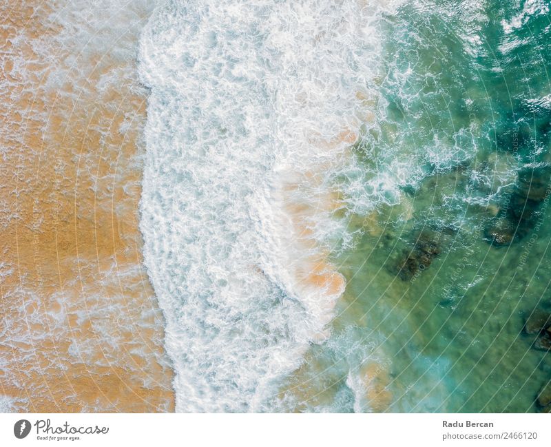 Luftaufnahme Panoramadrohne Blick auf den blauen Ozean Wellen, die am Sandstrand in Portugal erdrücken. Fluggerät Meer abstrakt Dröhnen Aussicht Top Wasser