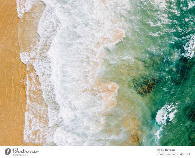 Luftaufnahme Panoramadrohne Blick auf den blauen Ozean Wellen, die am Sandstrand in Portugal erdrücken. Fluggerät Meer abstrakt Dröhnen Aussicht Top Wasser