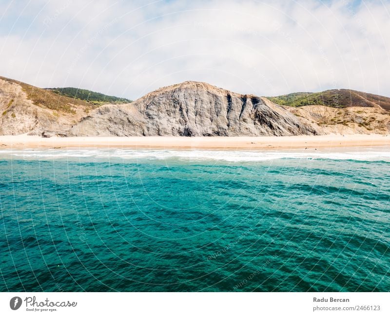 Luftaufnahme der blauen Meereswellen und des wunderschönen Sandstrandes in Portugal. Fluggerät Wellen abstrakt Dröhnen Aussicht Top Wasser Strand Natur