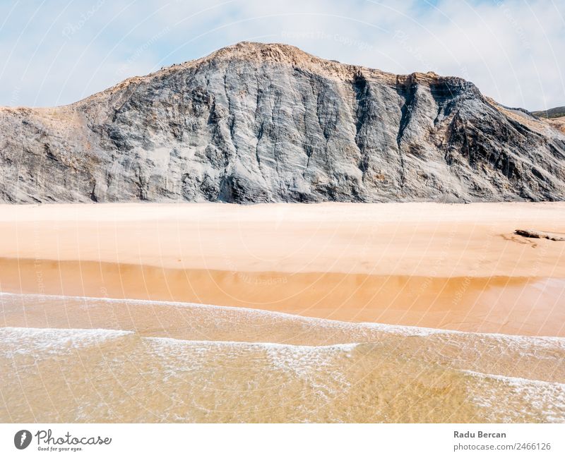 Luftaufnahme der blauen Meereswellen und des wunderschönen Sandstrandes in Portugal. Fluggerät Wellen abstrakt Dröhnen Aussicht Top Wasser Strand Natur