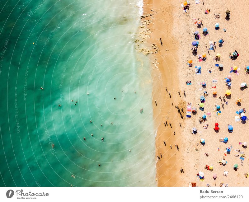 Luftaufnahme von fliegenden Drohnen von Menschen, die sich am Algarve Beach in Portugal entspannen. Strand Fluggerät Aussicht Sand Hintergrundbild Wasser oben