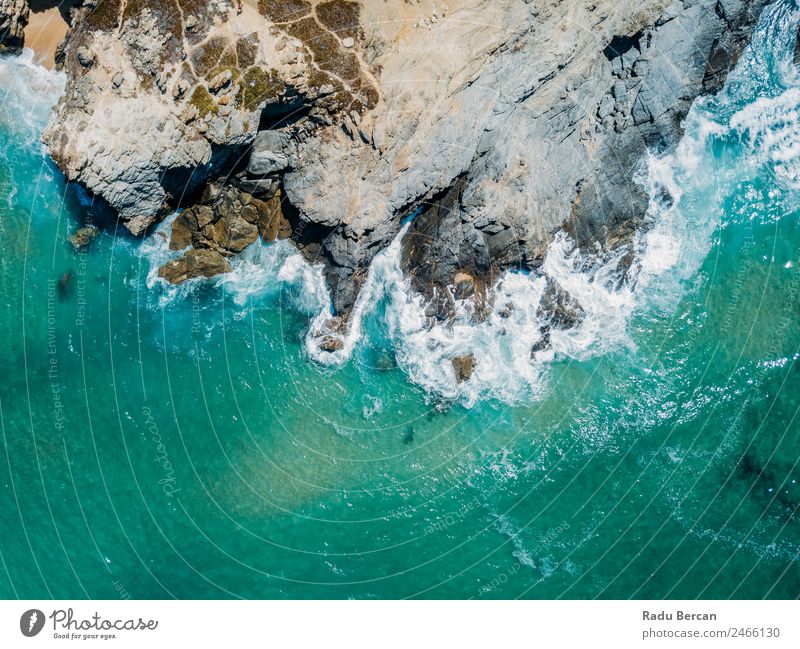 Luftaufnahmen von dramatischen Meereswellen, die auf felsige Landschaften prallen. Bewegung langsam Wellen Fluggerät Felsstrand Strand Felsen abstrakt Dröhnen