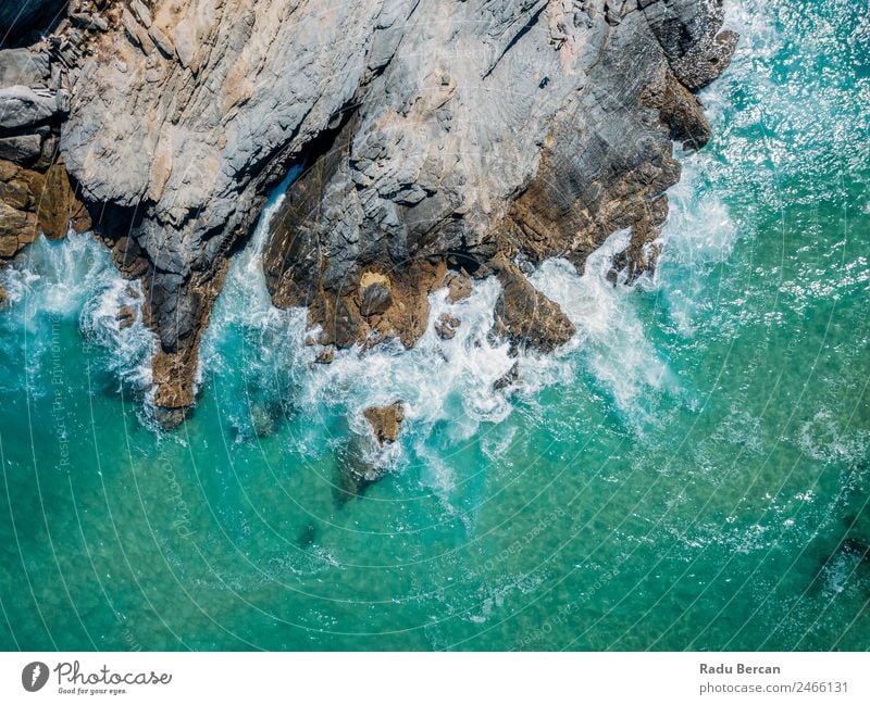 Luftaufnahmen von dramatischen Meereswellen, die auf felsige Landschaften prallen. Bewegung langsam Wellen Fluggerät Felsstrand Strand Felsen abstrakt Dröhnen