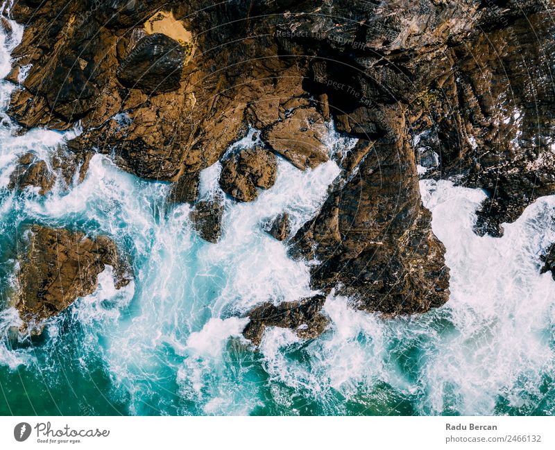 Luftaufnahmen von dramatischen Meereswellen, die auf felsige Landschaften prallen. Bewegung langsam Wellen Fluggerät Felsstrand Strand Felsen abstrakt Dröhnen