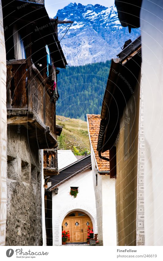 Durchblick Berge u. Gebirge Haus Landschaft Dorf Blick historisch Geborgenheit Erholung Stimmung Tourismus Engadin Gebirgsdorf Schweiz Farbfoto Außenaufnahme