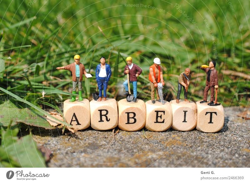 Miniaturfiguren - sechs Miniaturfiguren in Arbeitskleidung stehen auf sechs Buchstabenwürfeln Berufsausbildung Arbeit & Erwerbstätigkeit Handwerker Wirtschaft