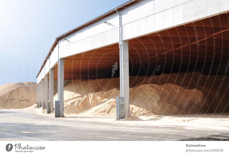 Lagerhalle Holzmehl Holzspäne Industrieanlage Gebäude Lagerhaus Ordnung Umweltverschmutzung Sand Lagerhaltung Sägewerk Sägemehl Salzburg Blauer Himmel Licht