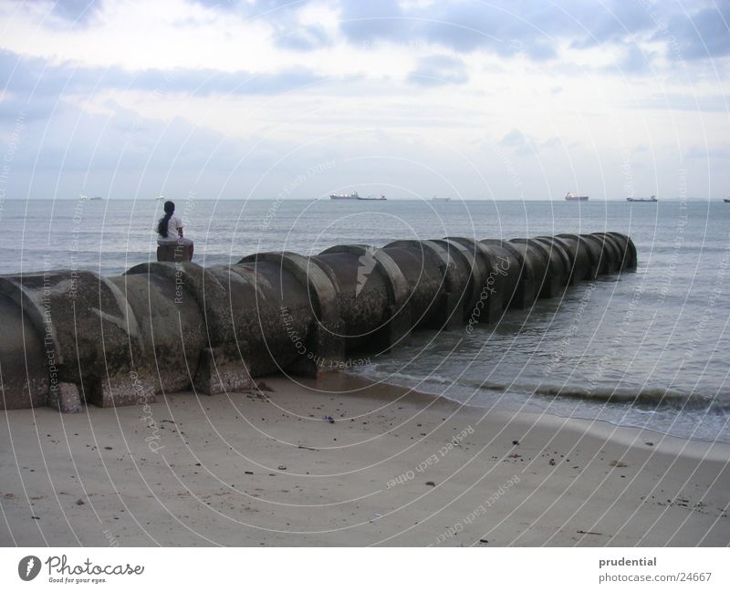 dickes rohr Abwasser Meer See Strand Horizont blau