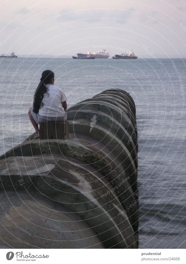 fernweh oder heimweh? Fernweh Heimweh Trauer Wasserfahrzeug Meer Frau Traurigkeit Blick Einsamkeit