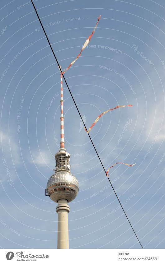 haarverlängerung Himmel Wolken Schönes Wetter Hauptstadt Stadtzentrum Turm Architektur Sehenswürdigkeit blau rot Fernsehturm Berlin Berlin-Mitte Alexanderplatz