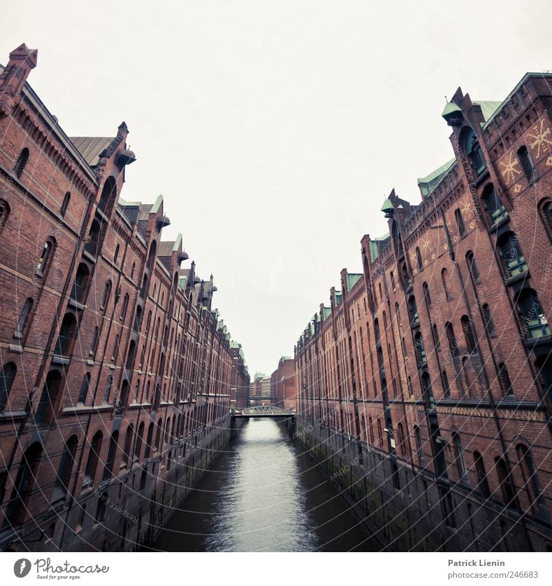 Stadtspeicher Haus Wasser Hafenstadt Altstadt Bauwerk Gebäude Architektur Sehenswürdigkeit Wahrzeichen Denkmal alt elegant geheimnisvoll modern Ferne Sog