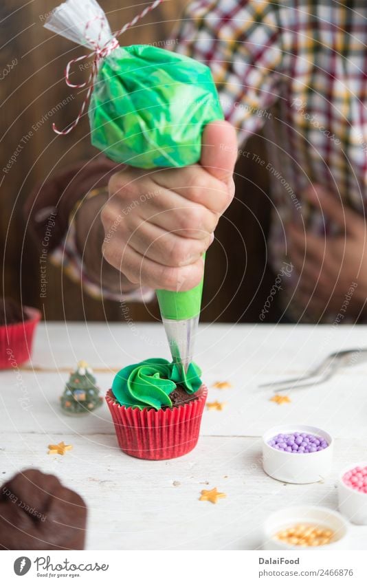 Herstellung von Muffins für die Weihnachtszeit Dessert Dekoration & Verzierung Weihnachten & Advent Baum grün rot weiß Hintergrund backen Kasten Butter Kuchen